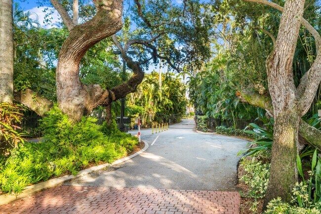 Building Photo - 20 S Lakeshore Dr