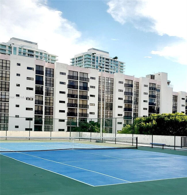 Building Photo - 17021 N Bay Rd