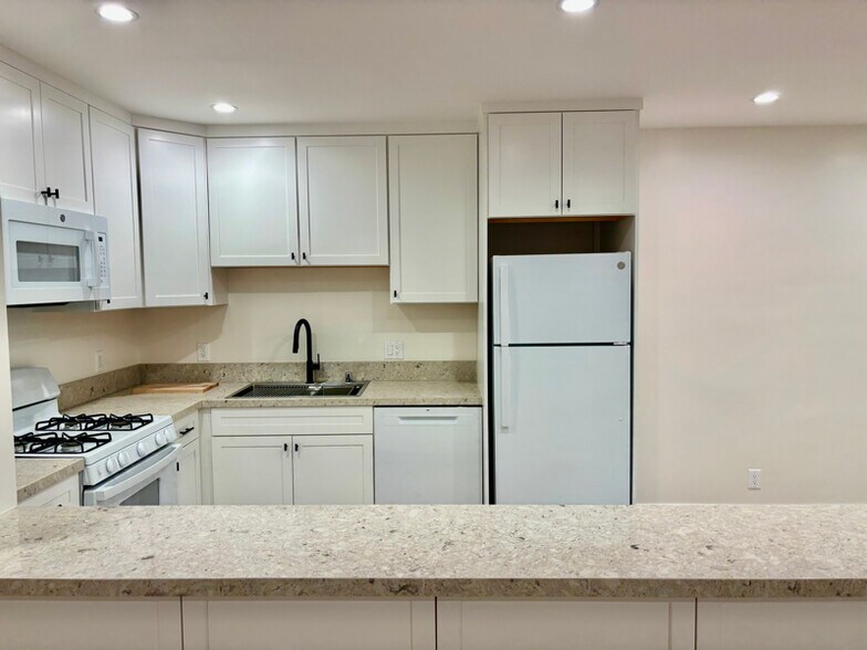 Building Photo - 2488 Beachwood Dr