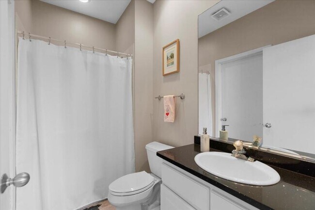 Building Photo - 2 bedroom in Chicago IL 60614