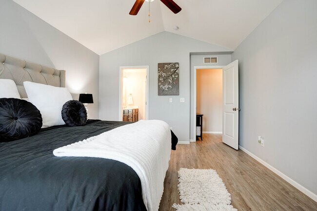 Building Photo - 402 Cambria Dr