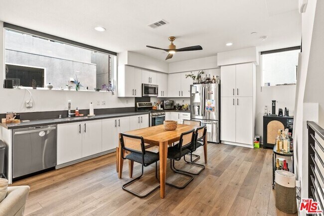 Building Photo - 3034 1/4 N Coolidge Ave