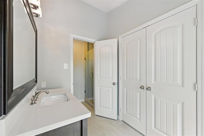 Building Photo - 4511 Ravine Dr