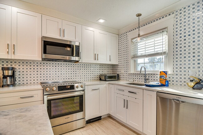 Building Photo - 5172 Coquina Key Dr SE