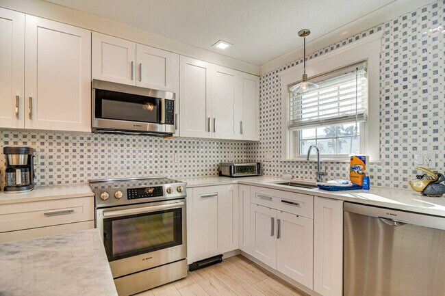 Building Photo - 5172 Coquina Key Dr SE