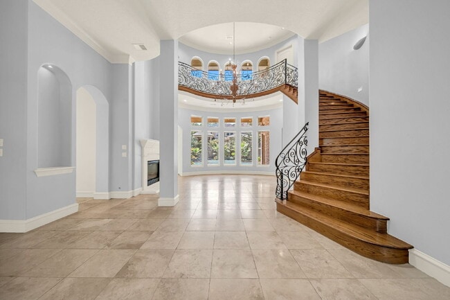 Building Photo - Exceptional 5-bedroom home (2 down) in des...