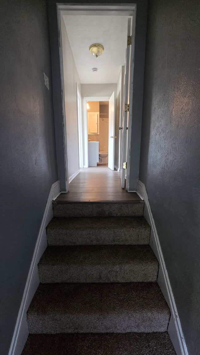 Building Photo - Flexible Layout - Upstairs Space Includes Air Conditioning!