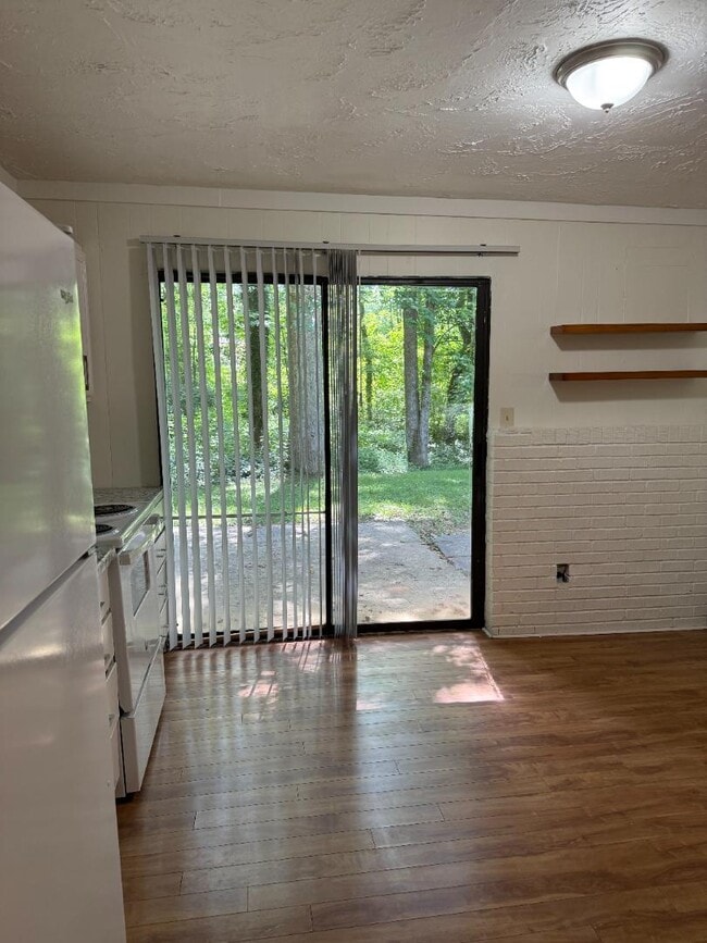 Building Photo - 721 Wedgewood Dr