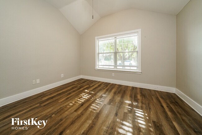 Building Photo - 11921 Hickory Cir