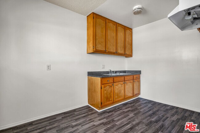 Building Photo - 1095 W 39th St