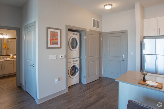 1BR, 1BA - 739 SF - RiverHaus