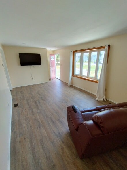 Living room with view to front door - 8306 Park Rd