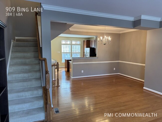 Building Photo - 3 bed/3.5 bath townhouse (available now)