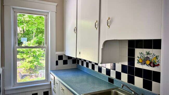 Building Photo - PET FRIENDLY 2BR IN BERNON DISTRICT MINUTE...