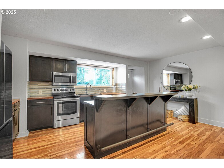 lower kitchen - 8325 SW Terwilliger Blvd