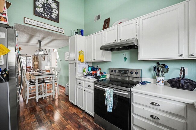 Building Photo - Cozy & Spacious 2BR Top-Floor Condo in Lakewood