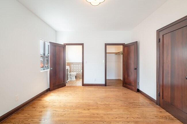 Building Photo - 6 Bed 5 Bath House with Fully Converted Co...
