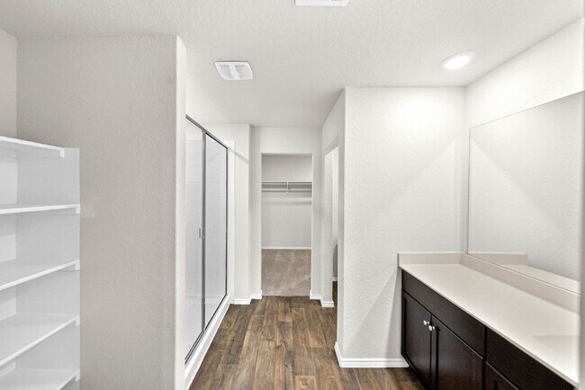 Building Photo - 1 MONTH FREE RENT WITH 18 - 24 MONTH LEASE!!! AVAILABLE THROUGH MARCH ONLY!