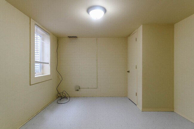 Building Photo - 1506 W White River Blvd