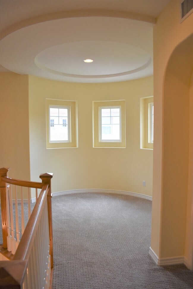 Building Photo - Beautiful 5 bedroom, 5 bath home in Desira...