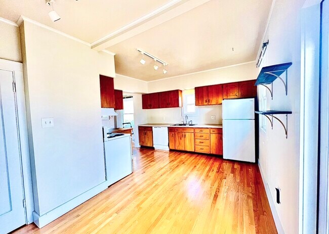 Building Photo - 4728 NE 27th Ave