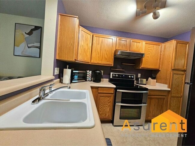 Building Photo - Charming Fully Furnished Home located in the vibrant city of Medford!