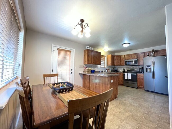 Building Photo - 6 Bedroom/3 Bathroom House in Eagle Mountain