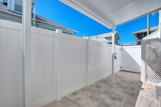 Building Photo - Modern, Stylish 1-Bed, 1-Bath Apartment - Electric, Water, Grounds Care, and Pest Control all Inc...