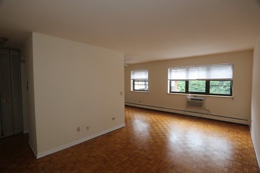 Building Photo - 503 W Briar Pl