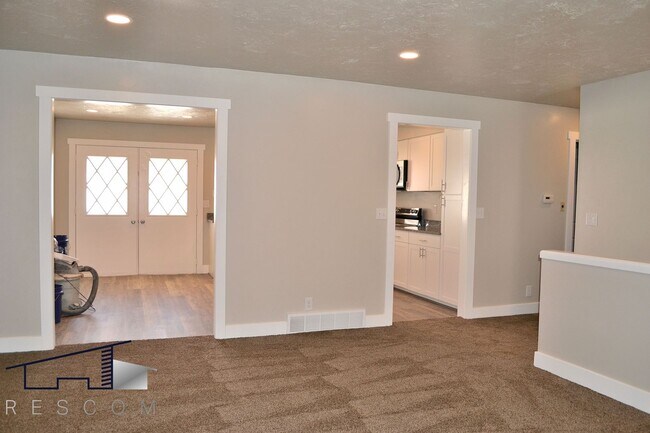 Building Photo - Main St Duplex