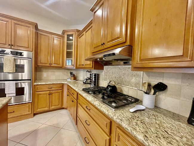 Building Photo - Luxurious 5-Bed, 4-Bath Fully Furnished Home in Henderson-