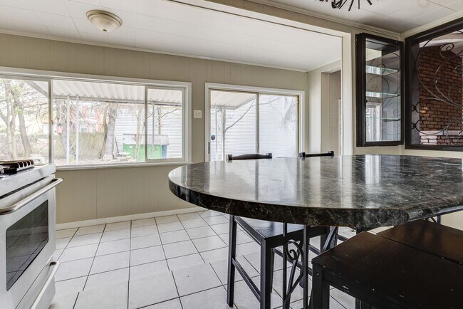 Building Photo - Available MAY 2026 - Beautiful, LARGE 4+ bedroom/2 bath GEM in South Side Slopes!