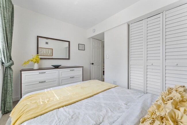 Building Photo - 2629 SW 6th Ct