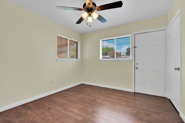 Building Photo - 417 E Lindbergh Blvd