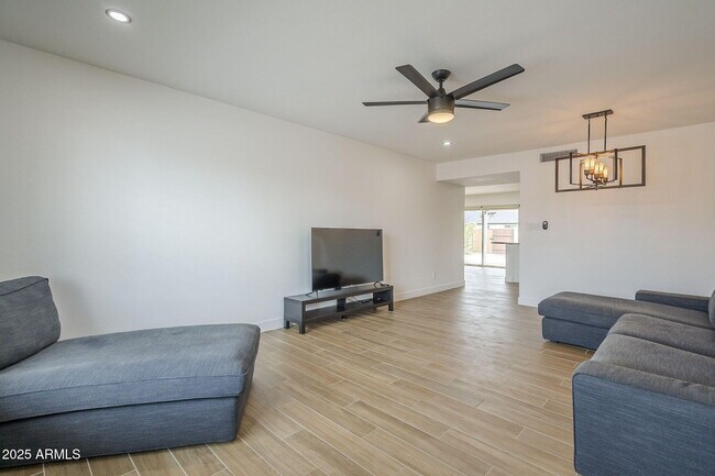Building Photo - 2030 E Duke Dr