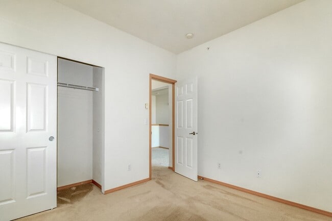 Building Photo - 2-Bedroom DuPont Condo with New Interior Paint and Carpet