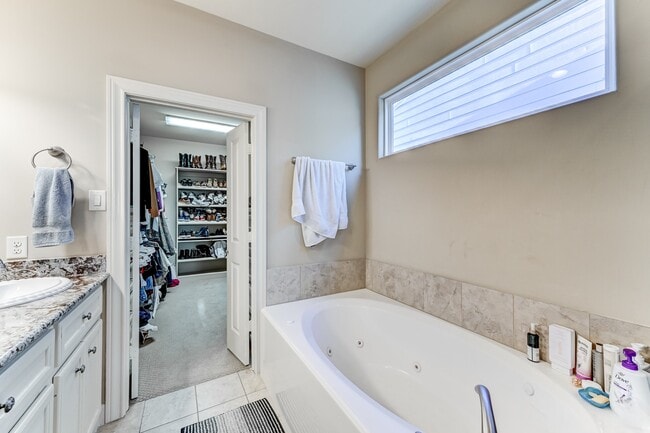 Building Photo - 1325 W 24th St