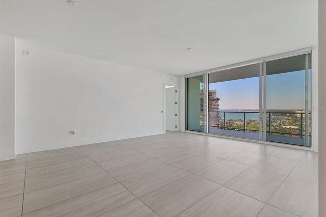 Building Photo - 301 QUAY Cmn