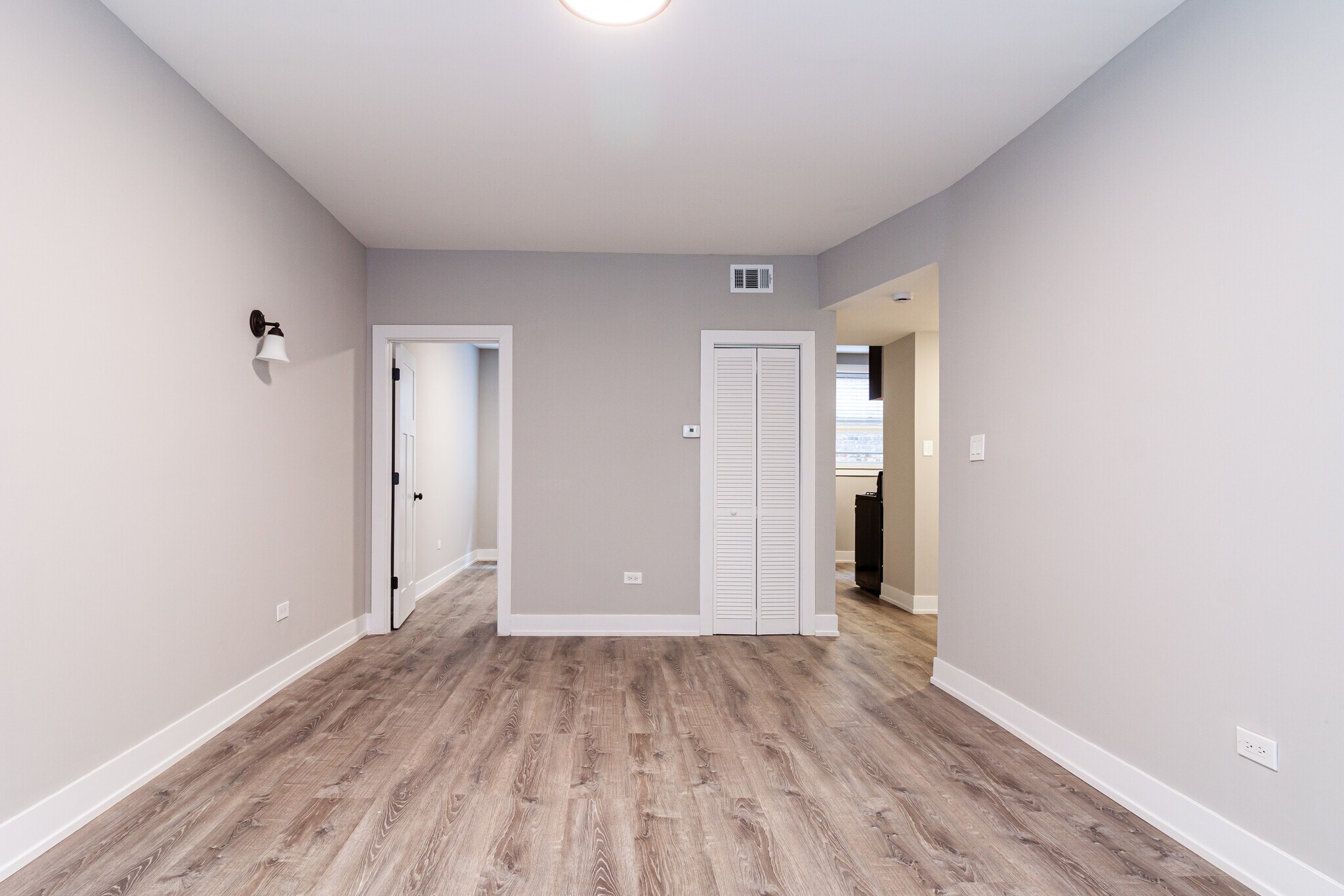 Building Photo - 540 W Aldine Ave
