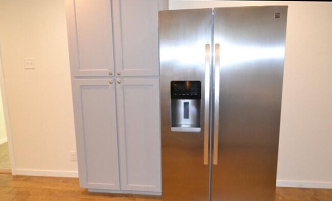 Building Photo - Spacious 4 Bed 2 Bath with Enclosed Patio ...