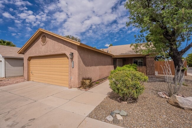 Building Photo - ATTRACTIVE  WEST CENTRAL 2 BEDROOM HOME W/...