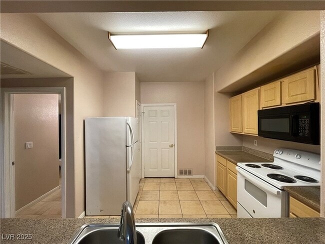 Building Photo - 8000 W Badura Ave