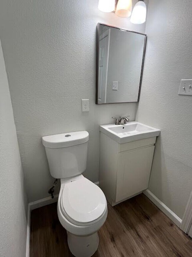 Building Photo - 3 Bedroom 1.5 Bath convenient to all that ...