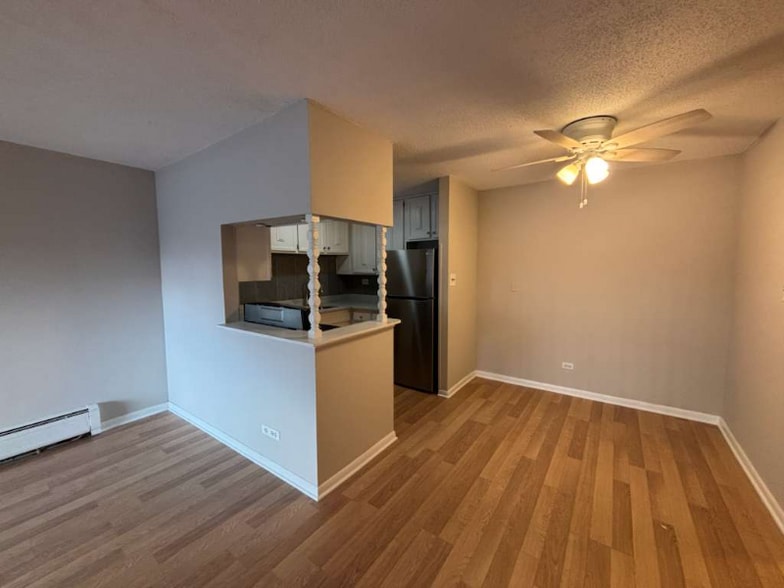 Building Photo - 16 E Old Willow Rd