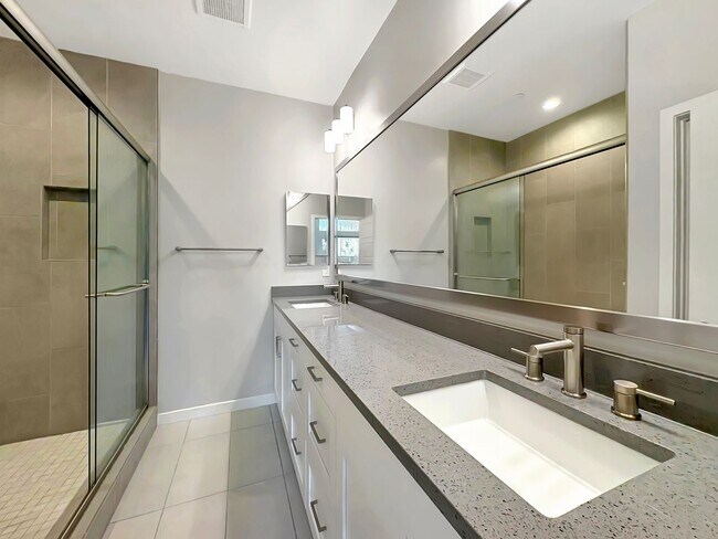 Building Photo - Spacious San Elijo Hills Home with 2-car G...
