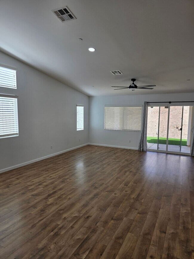 Building Photo - Beautiful Single Level 4 Bedroom located in Canyon Hills