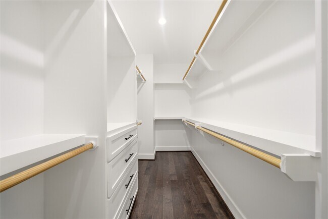 Building Photo - 5024 Winnetka St