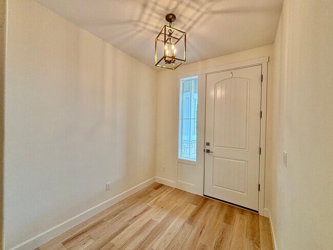 Building Photo - Gorgeous Ridgefield Home w/ full guest sui...