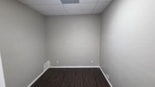 Building Photo - 7235 Glenview Dr