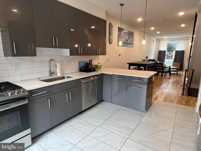 Building Photo - 1431 N 28th St